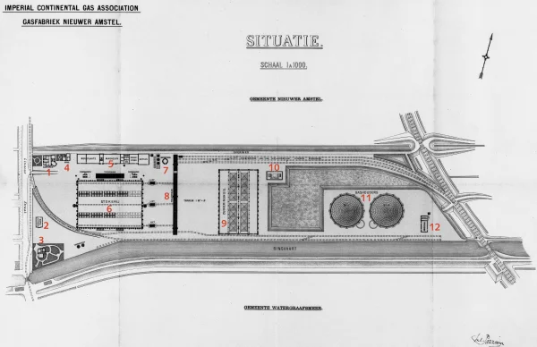Afbeelding uit: 1885. Oorspronkelijke situatie: 1) kantoren; 2) regulateurs; 3) ingenieurswoning; 4) baaswoning; 5) werkplaats, magazijnen, ketels; 6) stokerij; 7) watertoren; 8) traverser; 9) zuiveringshuis; 10) meters; 11) gashouders; 12) ammoniakfabriek.
Bron afbeelding: SAA, bestand 010056917278.