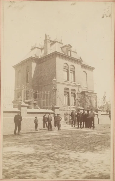 Afbeelding uit: circa 1890. De woning van de hoofdingenieur, Linnaeusstraat bij de Ringvaart. Afgebroken na de sluiting van de fabriek.
Bron afbeelding: SAA, bestand ANWD00035000001.