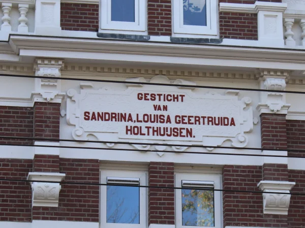 Afbeelding uit: november 2024. Circa 2023 zijn de letters in een kleur geschilderd. Onbekend waarom de komma tussen Louisa en Geertruida is overgeslagen.