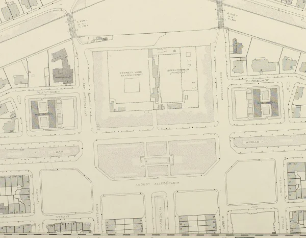 Afbeelding uit: 1952. Het plein in 1952. Onderin zijn de vier vrijgehouden vakken te zien (en de plek waar een in de oorlog vernietigde school stond). Op de plek waar het hotel zou komen waren sport- en spelvelden.
Bron afbeelding: SAA, bestand DUIZ01043000001.