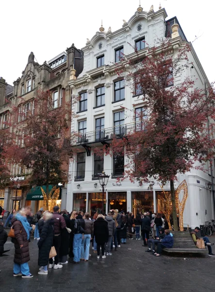 Afbeelding uit: november 2024. Winkelend publiek in de rij voor stroopwafels.