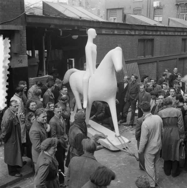 Afbeelding uit: maart 1952. Om het beeld van een paard met ruiter van Paul Koning naar buiten te krijgen moest een stuk uit de gevel gebroken worden. Het beeld ging naar de Keukenhof.