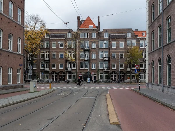 Afbeelding uit: november 2024. Het centrale deel staat in de as van de Korte 's-Gravesandestraat.