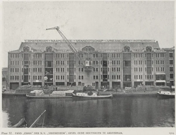 Afbeelding uit: circa 1916. Aan de waterkant hielp een gevelkraan bij het laden en lossen. Foto uit "G. van Arkel, architect Amsterdam. Uitgevoerde gebouwen, projecten enz.", een monografie uit 1917.