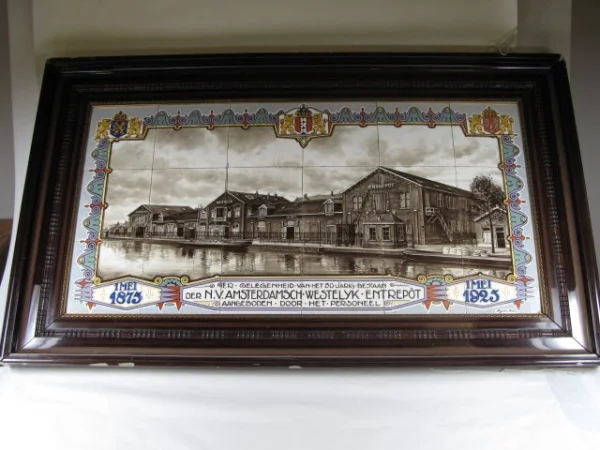 Afbeelding uit: 1925. Tegeltableau gemaakt door plateelbakker Heystee's Tegelhandel t.g.v. het 50-jarig bestaan van het Entrepot in 1925. Collectie Amsterdam Museum.
