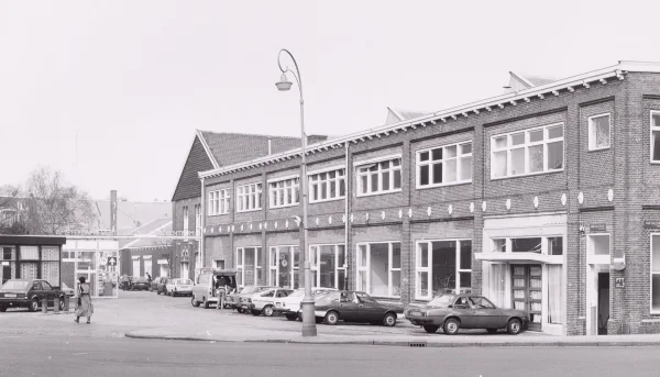 Afbeelding uit: maart 1983. Van Hallstraat, ingang van het Industriecentrum.
Bron afbeelding: SAA, bestand 010122006794.