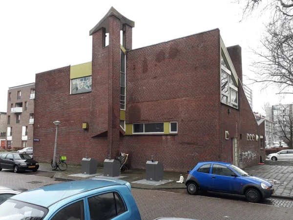 Afbeelding uit: februari 2020. Zuidgevel, met klokkentoren.