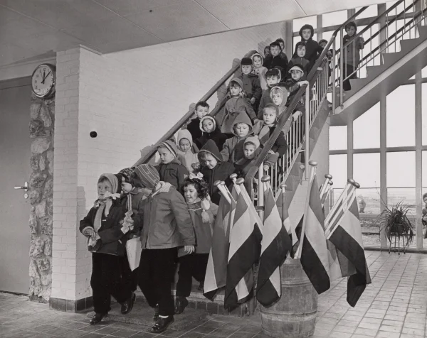 Afbeelding uit: februari 1957. Kinderen op de trap.
Bron afbeelding: SAA, bestand https://webservices.picturae.com/mediabank/media/132fadcc-d803-3f72-56a3-08e6ca53f49e/downloadoriginal/78d64a83-3774-c738-db85-bb65b8e1eab9?apiKey=eb37e65a-eb47-11e9-b95c-60f81db16c0e.