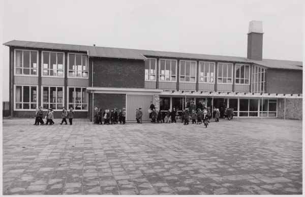 Afbeelding uit: februari 1957. Achterzijde.
Bron afbeelding: SAA, bestand 010009009821.