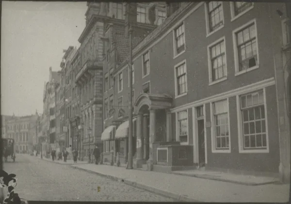 Afbeelding uit: circa 1906. Rokin. Rechts de voorgangers van het huidige pand. Foto in de collectie van het Rijksmuseum.