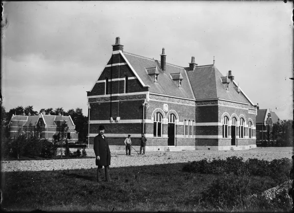 Afbeelding uit: 1893. De toen gloednieuwe aula van stadsarchitect Weissman. Links op de achtergrond het gebouw met dienstwoningen.