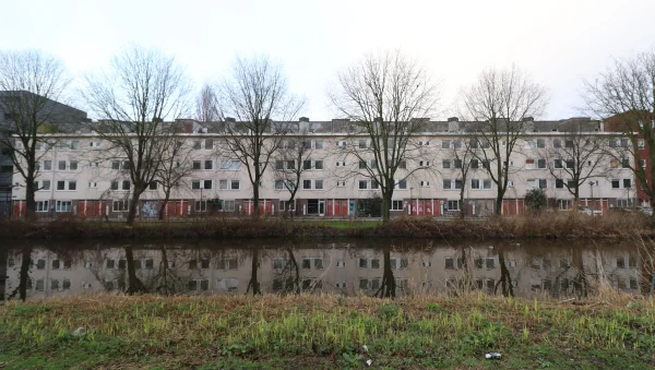 Afbeelding uit: december 2024. Eind 2024 waren de woningen leeg en stond het rijtje te wachten op de sloophamer.
