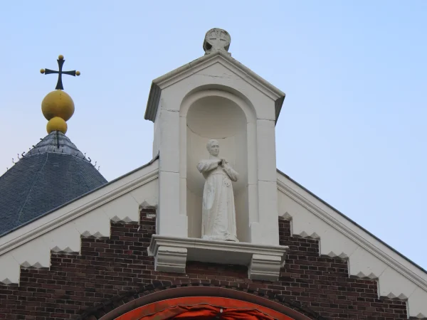 Afbeelding uit: december 2024. In de nis een beeld van Gerardus Majella.