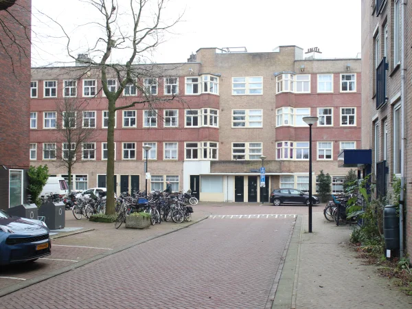 Afbeelding uit: december 2024. Een deel van de gevel aan de Sumatrastraat, gezien vanuit de Halmaheirastraat.