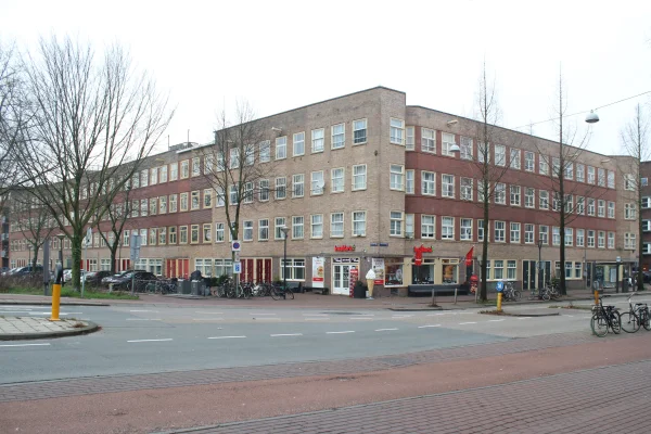 Afbeelding uit: december 2024. Hoek Valentijnkade (links) - Molukkenstraat.