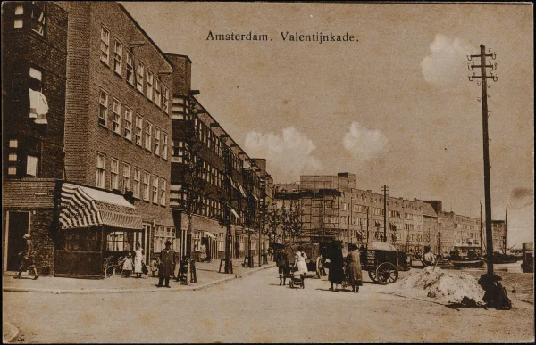 Afbeelding uit: circa 1925. Valentijnkade bij de Ombilinstraat, met op de hoek een café.
Bron afbeelding: SAA, bestand PRKBB00390000006.