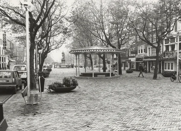 Afbeelding uit: november 1985. Het Thorbeckeplein was tot 1985 een parkeerplaats. Toen het autovrij was gemaakt kwam er deze koepel, ontworpen door architect Dik Smeding en betaald uit een schenking van de AMRO-bank. In 2011 verplaatst naar Artis.
Bron afbeelding: SAA, bestand B00000028614.