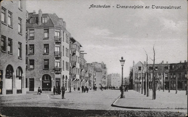 Afbeelding uit: 1920. Prentbriefkaart. Transvaalstraat gezien naar het oosten. Links is de ingang van de Smitstraat, rechts het Transvaalplein.
Bron afbeelding: SAA, bestand PRKBB00388000002.