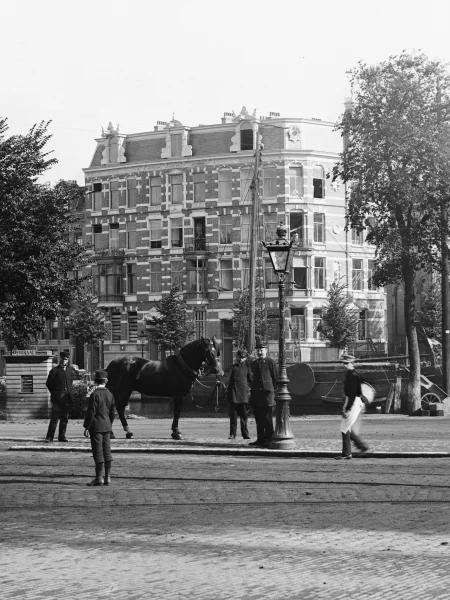 Afbeelding uit: 1890. Foto gemaakt vanaf de Stadhouderskade, met op de achtergrond de woonhuizen in de laatste fase van de bouw.