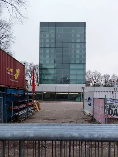 Afbeelding uit: februari 2025. Situatie februari 2025: alle glaspanelen zijn aangebracht.