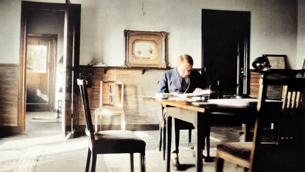 Afbeelding uit: circa 1930. Nicolaas Dzn Beets in zijn werkkamer.