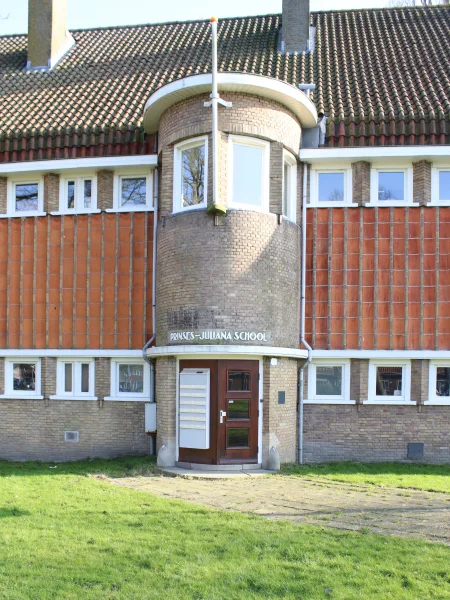 Afbeelding uit: februari 2025. Boven de deur staat Prinses-Juliana School.