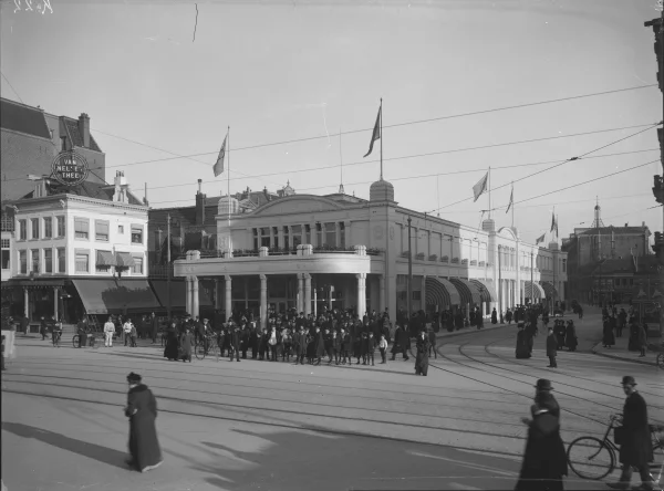 Afbeelding uit: 1911. Het tijdelijke gebouw, ook ontworpen door Jacot.
Bron afbeelding: SAA, bestand MBKA00001000001.