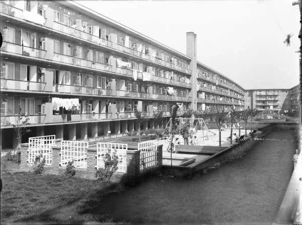Afbeelding uit: juni 1935. De binnentuin. Links de achtergevels van de woningen aan de Willem de Zwijgerlaan.
Bron afbeelding: SAA, bestand 5293FO002812.