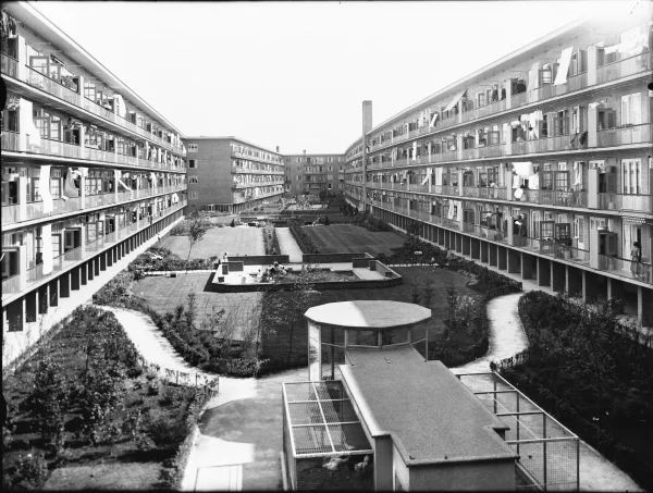 Afbeelding uit: juni 1935. De binnentuin gezien naar het zuiden.

Bron afbeelding: SAA, bestand 5293FO002827.