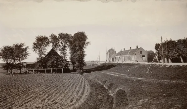 Afbeelding uit: mei 1922. Links een reeds lang verdwenen boerderij in de polder.
Bron afbeelding: SAA, bestand A01634000632.