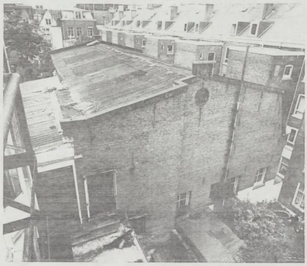 Afbeelding uit: circa 1985. De lange loods op het binnenterrein, gezien richting Van der Helststraat. Foto uit een gemeentelijk dossier.