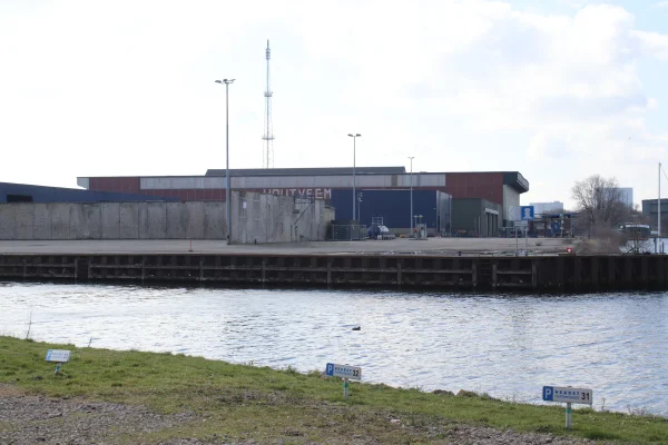 Afbeelding uit: maart 2025. Op de noordoostgevel is de naam Houtveem nog duidelijk te zien.