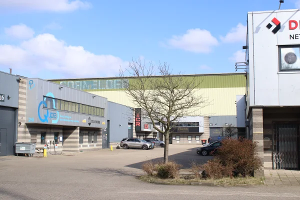 Afbeelding uit: maart 2025. Op de zuidwestgevel is de naam Cornelder nog te zien. Voor zover ons bekend heeft dat havenbedrijf enkel de aangrenzende cacaoloods gebruikt, en niet de grote houtloods.