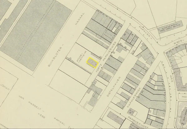 Afbeelding uit: 1942. De oorspronkelijke situatie, met een ongedempt Van Hasseltkanaal. In het midden is de sectiepost.