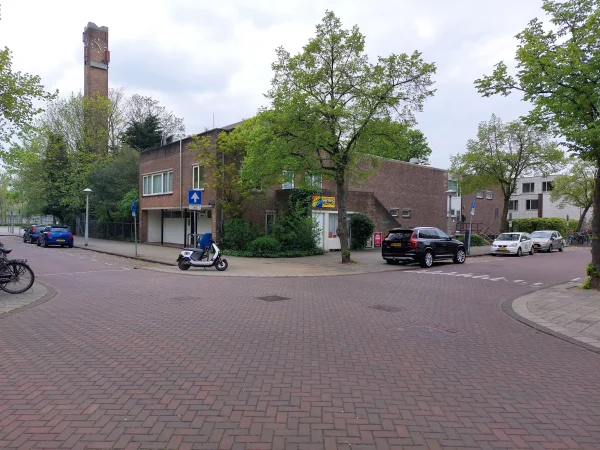 Afbeelding uit: april 2025. Het bouwdeel met o.a. de kosterswoning.