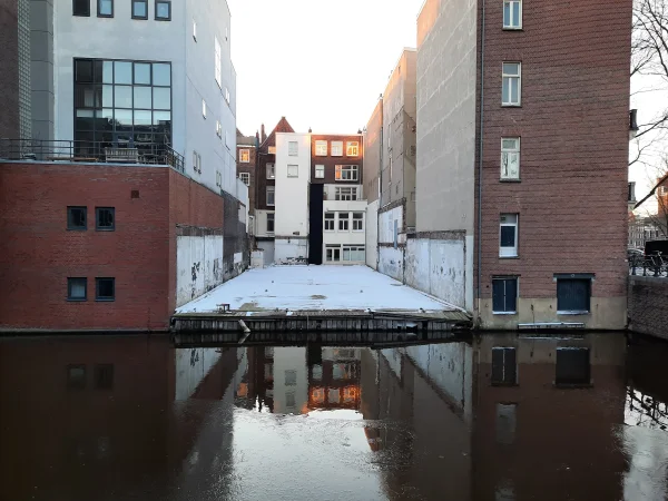 Afbeelding uit: februari 2021. Aan de Onbekendegracht, met rechts de huizen aan de Nieuwe Prinsengracht.