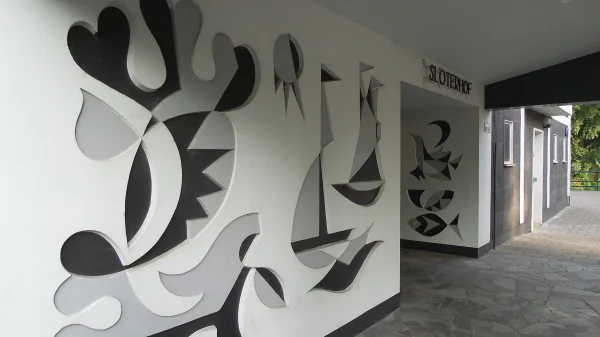 Afbeelding uit: juli 2015. Het reliëf in sgraffito.