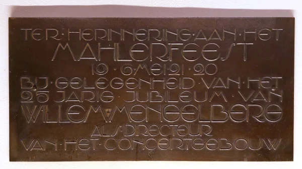 Afbeelding uit: april 2025. Een plaquette in de grote zaal herinnert aan het Mahlerfestival van 1920.