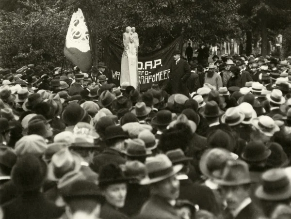 Afbeelding uit: september 1919. De onthulling. De man op de verhoging is waarschijnlijk SDAP-voorzitter W.H. Vliegen, een van de sprekers bij de gelegenheid.