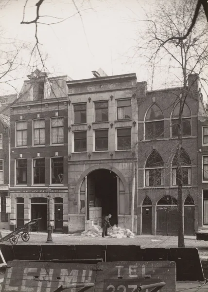 Afbeelding uit: 1919. Nummers 13, 15 en 17 (v.l.n.r.). 15 en 17 zijn de voorgangers van het huidige pand. Op 15 zat destijds een glashandel, 17 was al in gebruik bij Robert Zapp.
Bron afbeelding: SAA, bestand 012000007116.