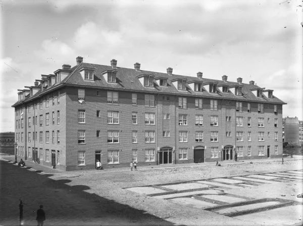 Afbeelding uit: mei 1922. Gevel Spitskopstraat. De fundering voor het volgende blok lag al klaar.
Bron afbeelding: SAA, bestand 5293FO002616.