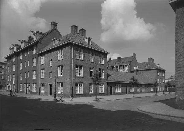 Afbeelding uit: juli 1951. Spitskopstraat, situatie na de herbouw van 1949-1950.
Bron afbeelding: SAA, bestand 5293FO004246.