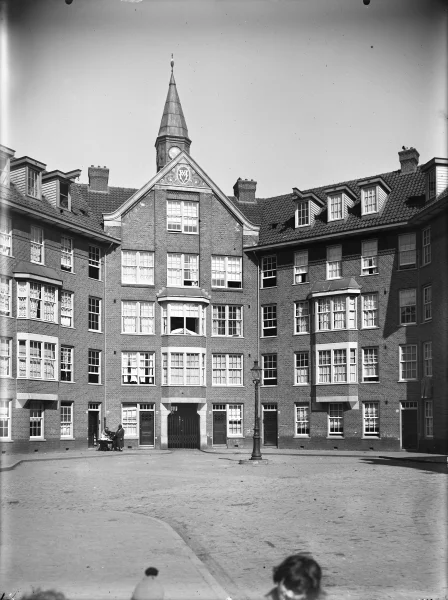 Afbeelding uit: circa 1925. Nog met torentje op het dak en roeden in alle ramen.
Bron afbeelding: SAA, bestand 5293FO002609.