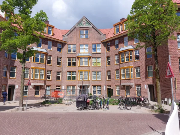 Afbeelding uit: mei 2025. Bij een renovatie in 2024-2025 werd het okergele houtwerk en een deel van de roeden teruggebracht.