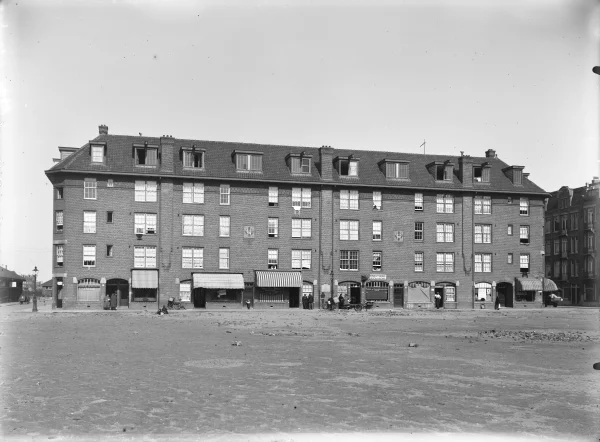 Afbeelding uit: circa 1921. Maritzstraat, met het rijtje winkels.
Bron afbeelding: SAA, bestand 5293FO002594.