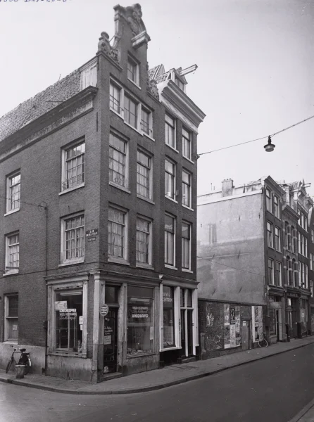 Afbeelding uit: april 1956. Gat in de gevelwand op de plek waar ooit nummers 12 en 14 stonden.
Bron afbeelding: Stadsarchief.