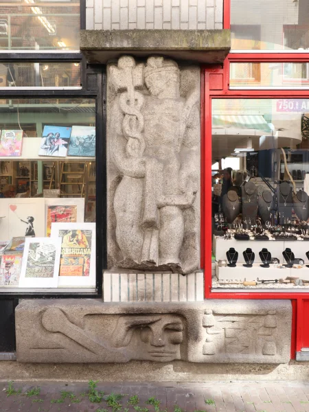 Afbeelding uit: juni 2025. Tussen 14 en 16. Boven: Mercurius, de god van de reizigers (Frits van Hall). Onder een sein met saluerende seinwachter, en isolatoren en elektriciteit (Jan Trapman).