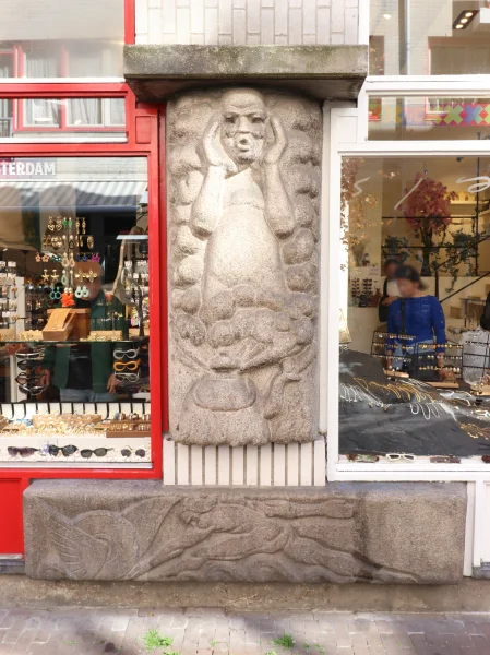 Afbeelding uit: juni 2025. Tussen 12 en 14. Boven: Energie uit een stoomketel (Jan Trapman). Onder: Man met gevleugeld wiel, het symbool van de spoorwegen (Chris Hassoldt).