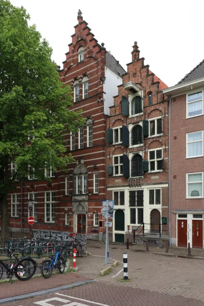 Afbeelding uit: juni 2025. Weissmans school in de stijl van de neo-Hollandse renaissance staat naast een 17de-eeuws pakhuis in 'echte' Hollandse renaissance (de gevel is een reconstructie uit 1940-41, arch. Jan Gratama).