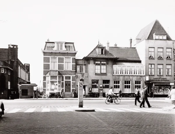 Afbeelding uit: april 1960. Gezien vanaf de Hogeweg, met links de telefooncentrale. De twee huizen in het midden verdwenen niet veel later voor de aanleg van de Kamerlingh Onneslaan.
Bron afbeelding: SAA, bestand 010122042392.